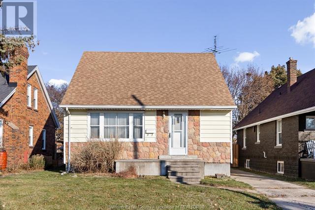 2262 Byng, House detached with 4 bedrooms, 1 bathrooms and null parking in Windsor ON | Image 2