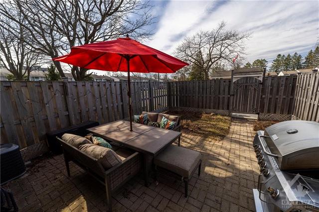1381 Cahill Drive, Townhouse with 3 bedrooms, 2 bathrooms and 1 parking in Ottawa ON | Image 29