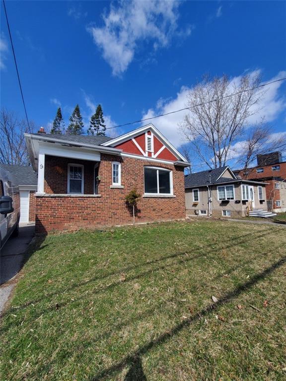 9 Mountain Avenue N, House detached with 4 bedrooms, 2 bathrooms and 3 parking in Hamilton ON | Image 1