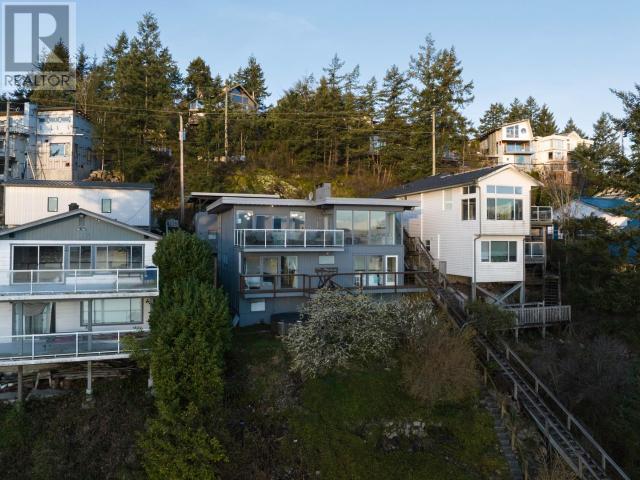 362 Avalon Drive, House detached with 4 bedrooms, 3 bathrooms and 2 parking in Gibsons BC | Image 2