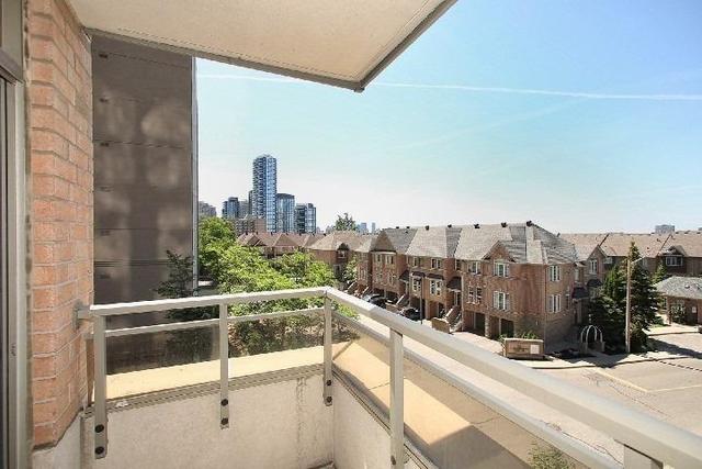 305 - 55 Strathaven Dr, Condo with 2 bedrooms, 2 bathrooms and 2 parking in Mississauga ON | Image 4