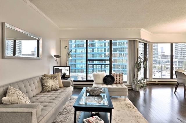 409 - 55 Harbour Sq, Condo with 1 bedrooms, 1 bathrooms and 1 parking in Toronto ON | Image 2