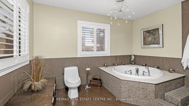 19 Montgomery Sq, House detached with 4 bedrooms, 3 bathrooms and 9 parking in Brampton ON | Image 22