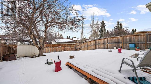 300 Berwick Drive Nw, House detached with 4 bedrooms, 1 bathrooms and 1 parking in Calgary AB | Image 33