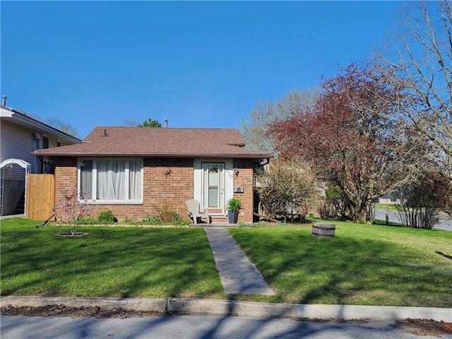 770 Comstock Crescent, House detached with 3 bedrooms, 1 bathrooms and 4 parking in Brockville ON | Image 2