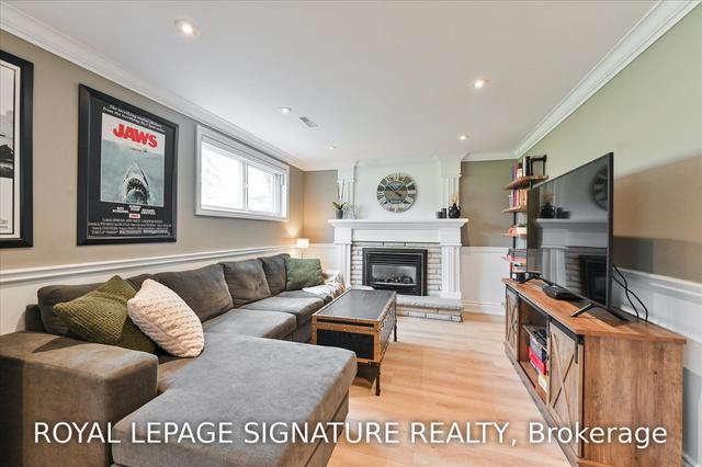 25 Squirewood Rd, House detached with 4 bedrooms, 2 bathrooms and 6 parking in Toronto ON | Image 6