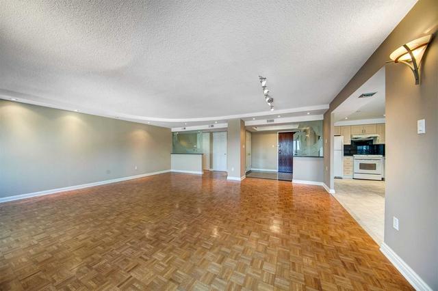 unit803 - 900 Yonge St, Condo with 2 bedrooms, 2 bathrooms and 1 parking in Toronto ON | Image 19