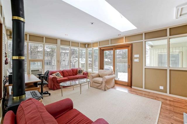 47 Southwell Dr, House detached with 2 bedrooms, 3 bathrooms and 5 parking in Toronto ON | Image 3