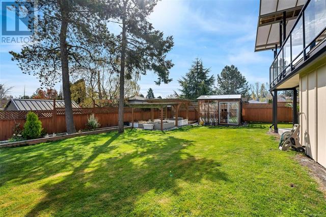3905 Cedar Hill Rd, House detached with 5 bedrooms, 4 bathrooms and 4 parking in Saanich BC | Image 27