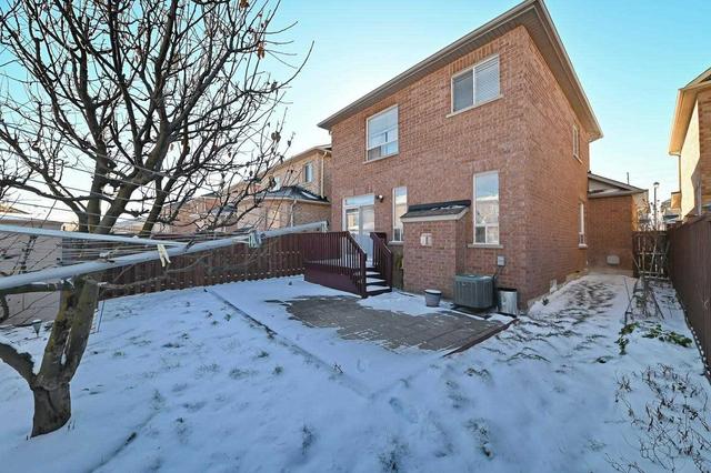 27 Village Lake Cres, House detached with 3 bedrooms, 4 bathrooms and 6 parking in Brampton ON | Image 27