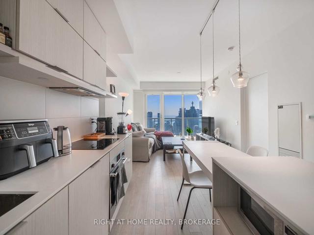5607 - 197 Yonge St, Condo with 1 bedrooms, 1 bathrooms and 0 parking in Toronto ON | Image 5