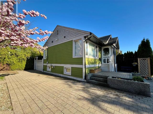 875 Phoenix St, House detached with 4 bedrooms, 3 bathrooms and 3 parking in Esquimalt BC | Image 4