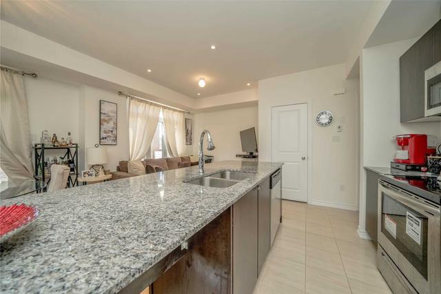 2633 Garrison Crossing Crct, Townhouse with 2 bedrooms, 2 bathrooms and 2 parking in Pickering ON | Image 4