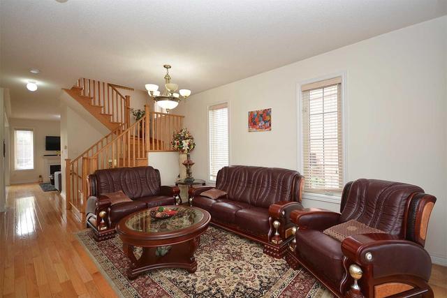 70 Tobermory Cres, House detached with 3 bedrooms, 4 bathrooms and 3 parking in Brampton ON | Image 6