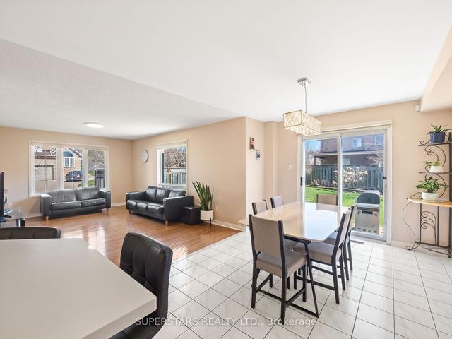 82 Halterwood Circ, House detached with 4 bedrooms, 3 bathrooms and 4 parking in Markham ON | Image 2