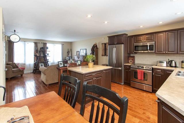 3 Daniel Crt, House detached with 3 bedrooms, 2 bathrooms and 3 parking in Kawartha Lakes ON | Image 4
