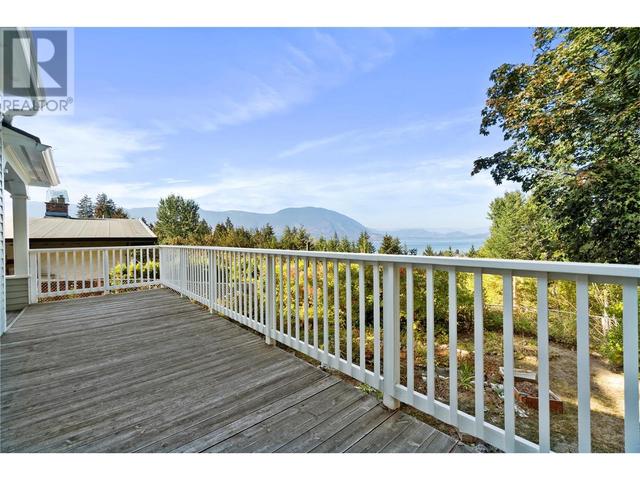 1651 2nd Avenue Ne, House detached with 4 bedrooms, 2 bathrooms and null parking in Salmon Arm BC | Image 3