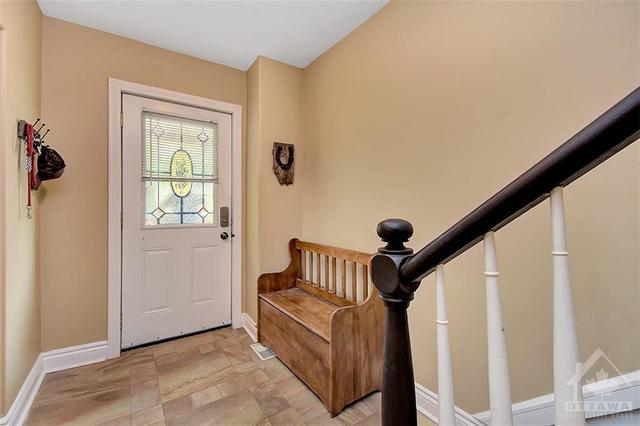 102 Maria Street, House detached with 3 bedrooms, 2 bathrooms and 6 parking in Ottawa ON | Image 3