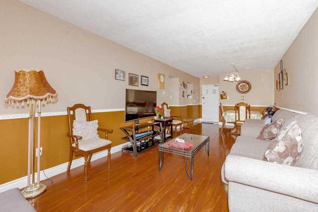 1405 - 390 Dixon Rd, Condo with 3 bedrooms, 1 bathrooms and 1 parking in Toronto ON | Image 11