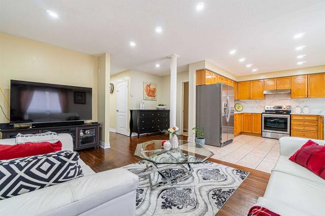 120 Saintsbury Cres, House semidetached with 3 bedrooms, 4 bathrooms and 4 parking in Brampton ON | Image 7