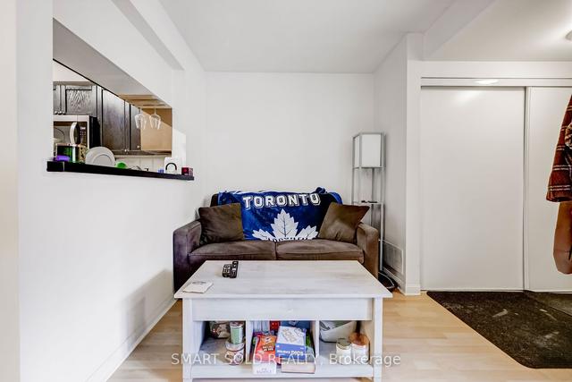 679 - 3 Everson Dr, Townhouse with 2 bedrooms, 1 bathrooms and 1 parking in Toronto ON | Image 4