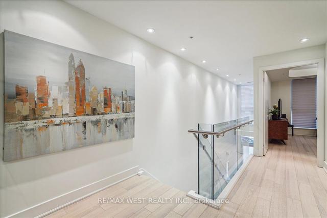 14 - 30 Nelson St, Townhouse with 2 bedrooms, 3 bathrooms and 2 parking in Toronto ON | Image 4