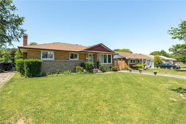 100 Jacobson Avenue, House detached with 3 bedrooms, 1 bathrooms and null parking in St. Catharines ON | Image 2