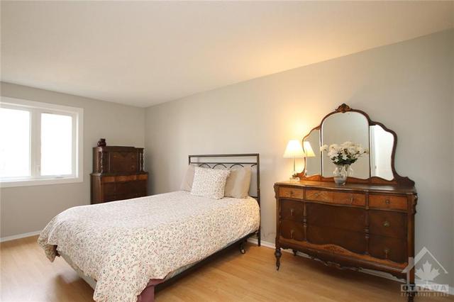 15 Saxton Crescent, Townhouse with 3 bedrooms, 2 bathrooms and 2 parking in Ottawa ON | Image 16