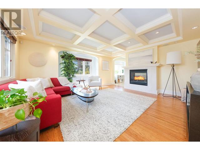 302 E 12th Street, House detached with 4 bedrooms, 4 bathrooms and 2 parking in North Vancouver BC | Image 4
