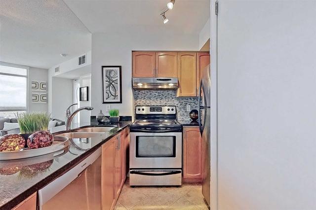 1808 - 219 Fort York Blvd, Condo with 2 bedrooms, 1 bathrooms and 1 parking in Toronto ON | Image 6