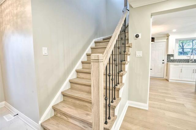 1492 Lancaster Dr, House attached with 3 bedrooms, 4 bathrooms and 4 parking in Oakville ON | Image 4