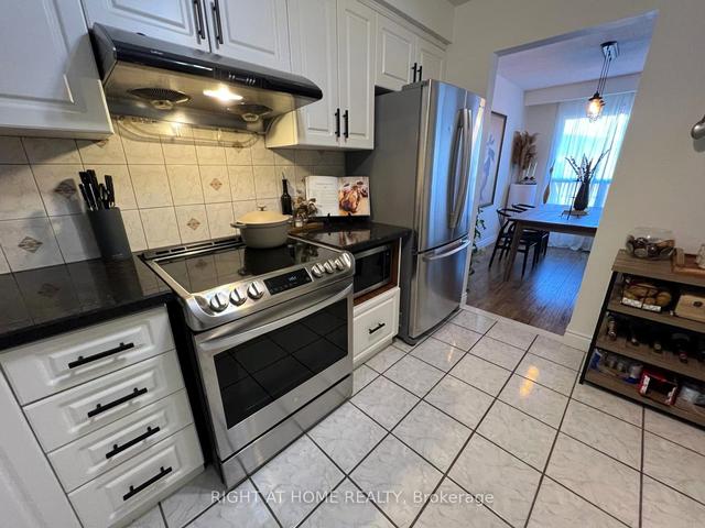 104 Dawson Cres, Townhouse with 3 bedrooms, 3 bathrooms and 3 parking in Brampton ON | Image 5