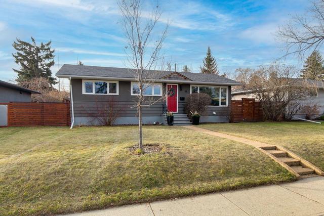 11 Mayfair Road Sw, House detached with 5 bedrooms, 2 bathrooms and 1 parking in Calgary AB | Image 2