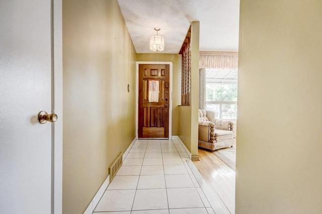 10 Tyne Crt, House detached with 3 bedrooms, 2 bathrooms and 3 parking in Toronto ON | Image 2