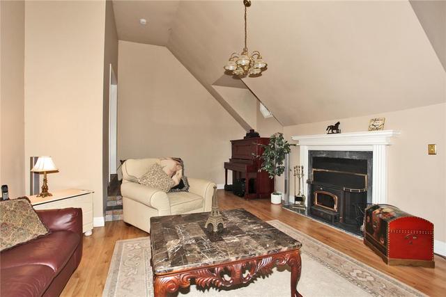 83 Byron St, House detached with 4 bedrooms, 3 bathrooms and null parking in Oakville ON | Image 4