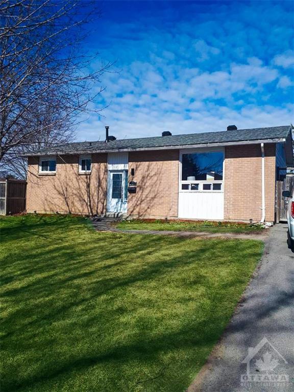 2 Laurie Court, House detached with 3 bedrooms, 2 bathrooms and 5 parking in Ottawa ON | Image 1
