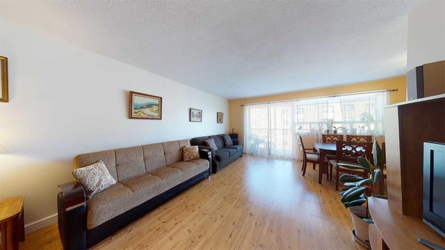 406 - 8 Kingsbridge Crt, Condo with 2 bedrooms, 1 bathrooms and 1 parking in Toronto ON | Image 7