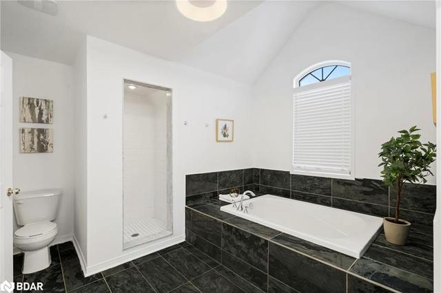 Soaker tub with seperate shower. | Image 25