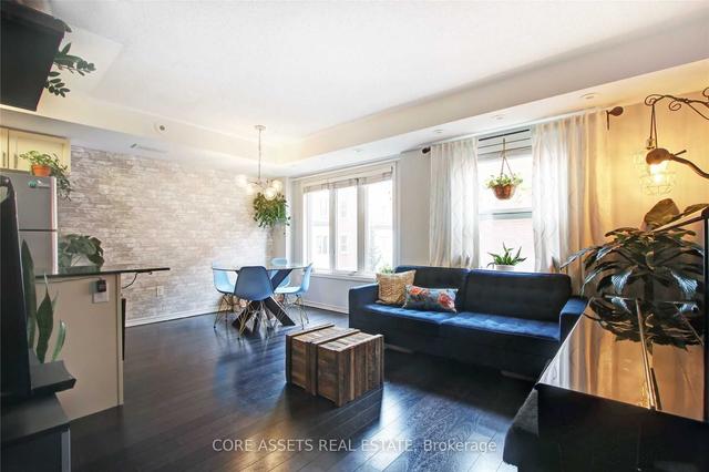 4 - 819 Dundas St E, Townhouse with 2 bedrooms, 2 bathrooms and 0 parking in Toronto ON | Image 1