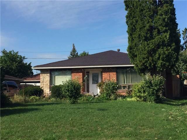 92 Silverstone Dr, House detached with 3 bedrooms, 2 bathrooms and 2 parking in Toronto ON | Image 1