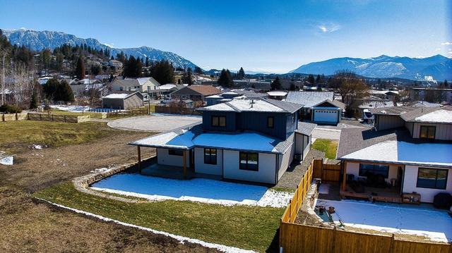 1728 Murdoch Street, House detached with 4 bedrooms, 3 bathrooms and null parking in Creston BC | Image 35