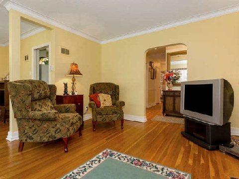 67 Rathburn Rd, House detached with 3 bedrooms, 2 bathrooms and 6 parking in Toronto ON | Image 4