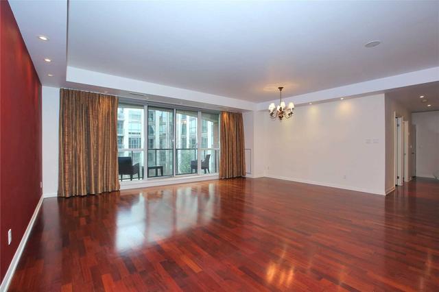 405 - 11 Soho St, Condo with 2 bedrooms, 2 bathrooms and 1 parking in Toronto ON | Image 10