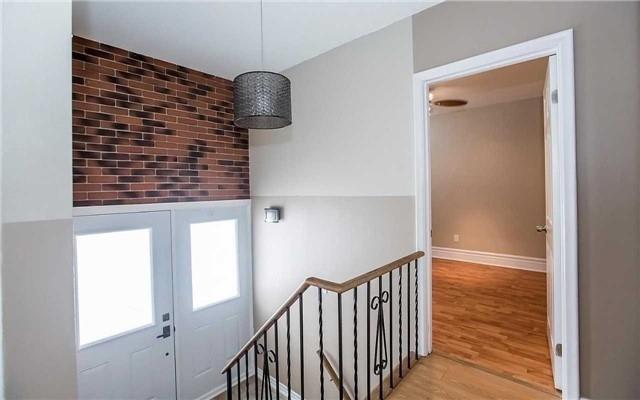 33 Campbell Dr, House detached with 2 bedrooms, 2 bathrooms and 3 parking in Brampton ON | Image 3