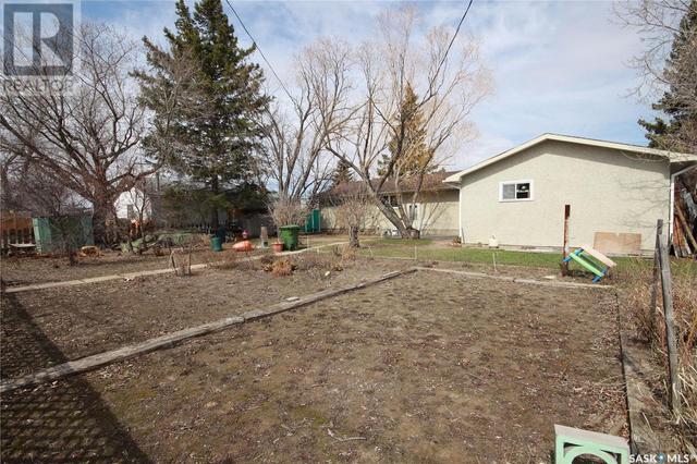 221 31st Street, House detached with 3 bedrooms, 2 bathrooms and null parking in Battleford SK | Image 25