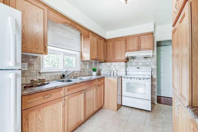 8 Chateau Crt, House semidetached with 3 bedrooms, 2 bathrooms and 7 parking in Toronto ON | Image 35