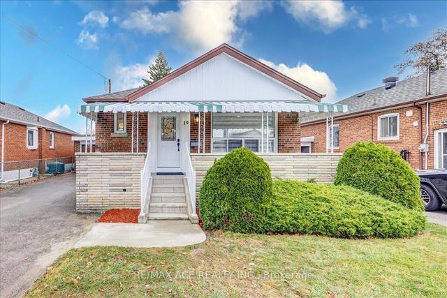 19 Crosland Dr, House detached with 3 bedrooms, 4 bathrooms and 5 parking in Toronto ON | Image 1