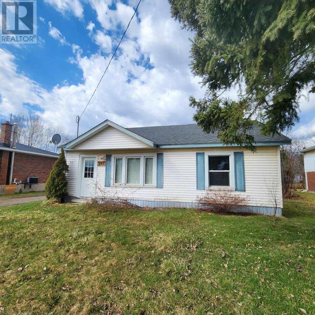 385 Whitney Ave, House detached with 2 bedrooms, 1 bathrooms and null parking in Sault Ste. Marie ON | Image 1