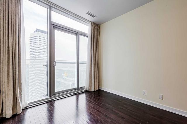 5211 - 12 York St, Condo with 1 bedrooms, 1 bathrooms and 1 parking in Toronto ON | Image 3