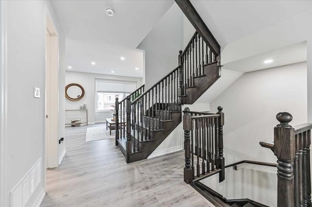 128 Huguenot Rd, Townhouse with 3 bedrooms, 3 bathrooms and 2 parking in Oakville ON | Image 3